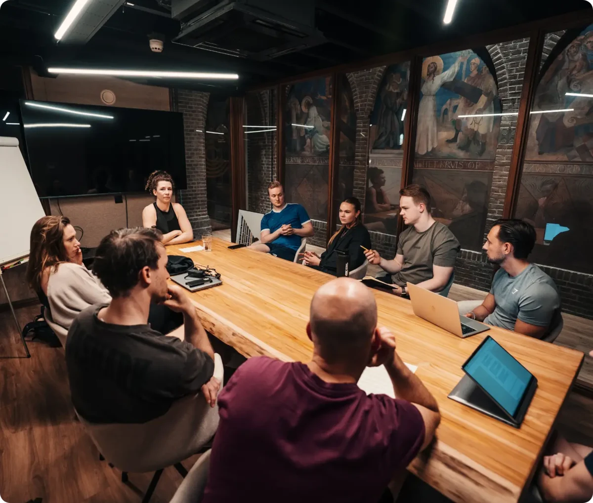 COMMIT-teamleden in een werkoverleg.