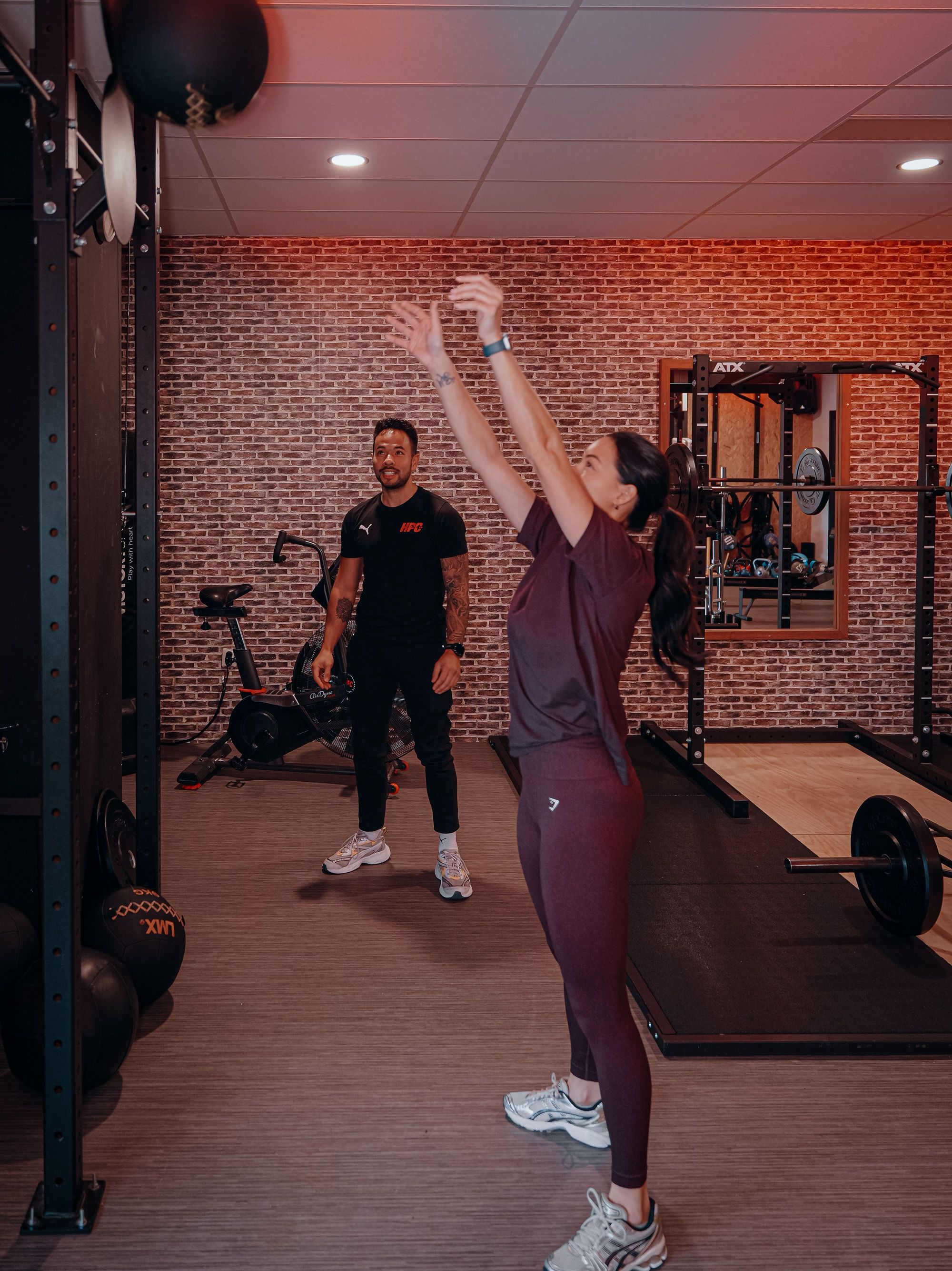Trainer begeleidt een sporter bij Health & Performance Center