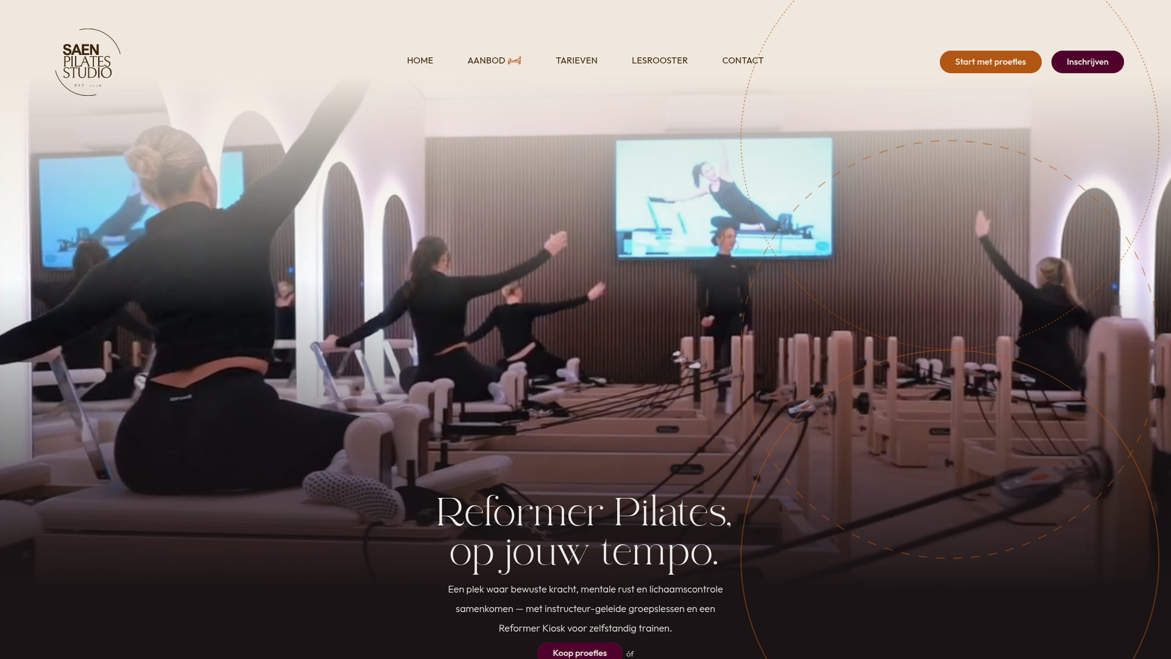 Huidige Saen Pilates Studio-homepage met navigatie, kop en groepslesbeeld
