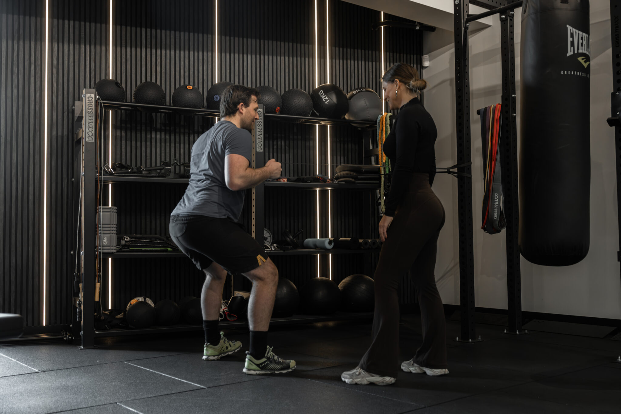 Trainer en sporter in de huidige studio van The Progress Lab