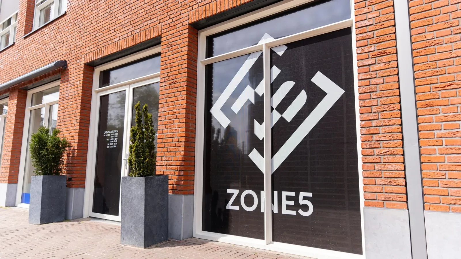 Bakstenen entree met Zone5-raambelettering bij Kaatsheuvel