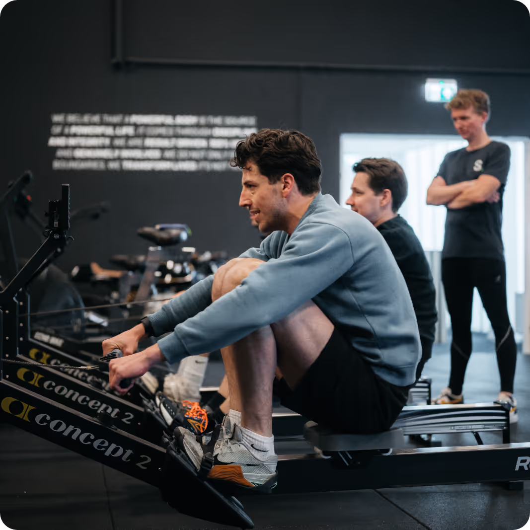 Groep sporters op roeimachines bij The Driven Club in Amersfoort