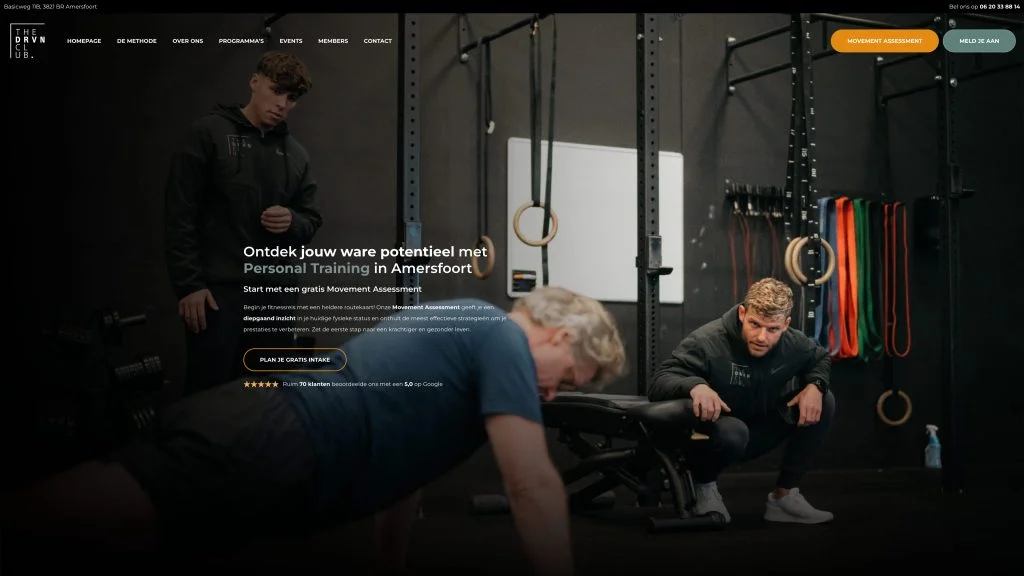 Archiefscreenshot van de The Driven Club landingspagina met navigatie, trainingsfoto en intakeknop